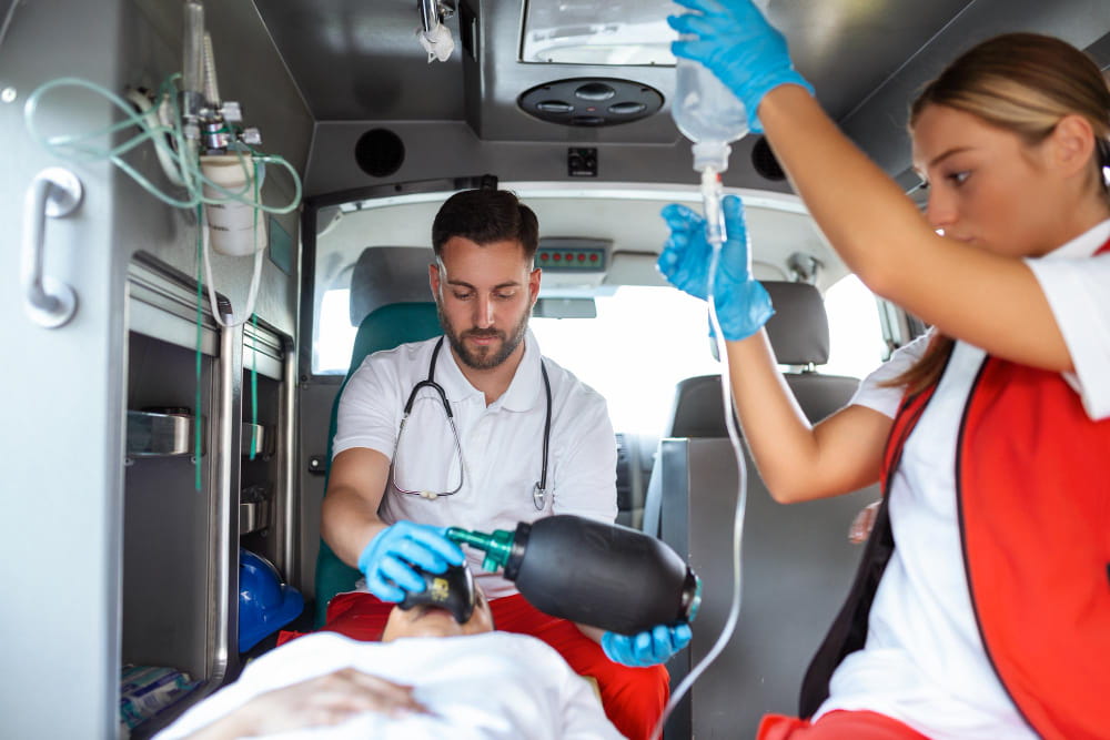 Atendimento especializado dentro de ambulância UTI da Resgate Vida